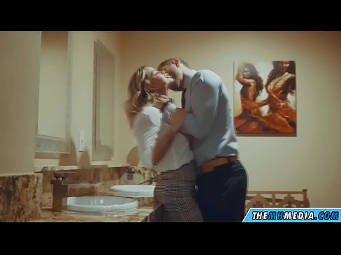 ❤️ Gava ku blondeyek busty we di nav hewşek gelemperî de dixapîne ☑ Vîdyoyê qijkî li ku.sex78.ru